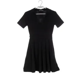 sukienka-damska-prettylittlething-czarna-roskloszowana-z-kolnierzykiem-36
