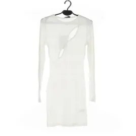 sukienka-damska-prettylittlething-biala-prazkowana-dlugi-rekaw-36