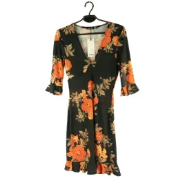 sukienka-damska-boohoo-czarna-w-kwiaty-36