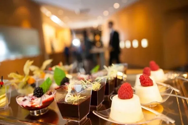 pojemniki-pucharki-kwadratowe-do-deserow-kubki-slodki-stol-bufet-60ml-50szt