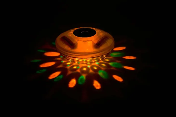plywajaca-lampka-led-do-basenu-cechy-dodatkowe-wielokolorowe