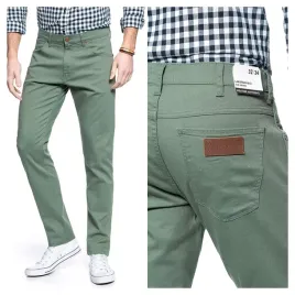 meskie-spodnie-materialowe-wrangler-larston-wreath-green-zielone-slim-rurki