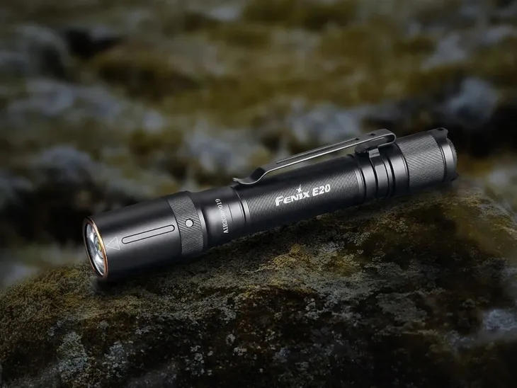 latarka-diodowa-fenix-e20-v2-0-klasa-wodoszczelnosci-ipx-8