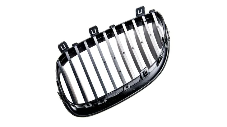 grill-bmw-5-e60-e61-pojedyncze-zeberka-gloss-black-kolor-czarny