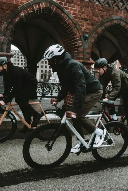 kask-rowerowy-abus-wingback-gleam-silver-rozmiar-l-typ-kasku-miejski