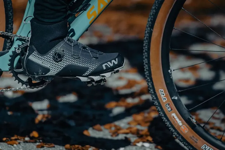 buty-rowerowe-northwave-celsius-xc-arctic-43-5-zapiecie-zylka