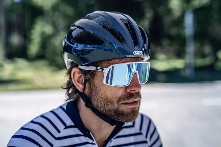 kask-rowerowy-abus-macator-gleam-silver-m