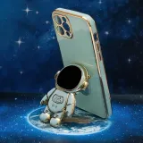 etui-astronaut-do-iphone-12-silikon-material-tworzywo-sztuczne