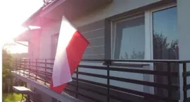 flaga-polski-uchwyt-do-flagi-na-balkon-zestaw-balkonowy-podwojny-antracyt