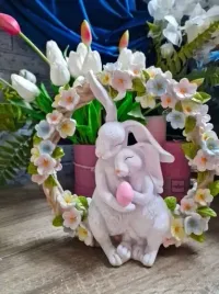 figura-wielkanocna-krolik-zajac-w-kwiatowym-wianku