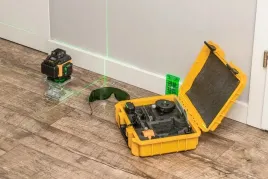 poziomica-laserowa-360-laser-krzyzowy-4d-zestaw-walizka