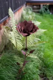 roza-kwiat-stojacy-metalowy-corten-rdzawy-rustykalny-ogrod-dekoracja-tarasu