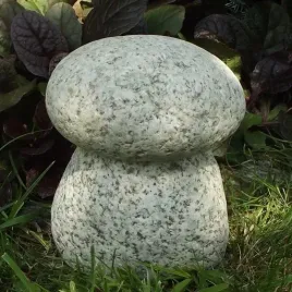 ekologiczna-figurka-ogrodowa-grzyb-granitowy