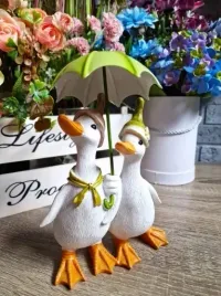 figurka-ozdoba-para-gesi-gasek-z-parasolka