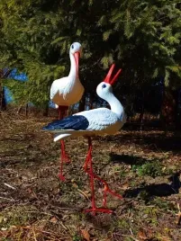 figura-ogrodowa-ozdobna-rodzina-bocianow-mama-z-malym