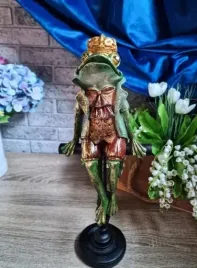 figurka-figura-zaba-zabka-siedzaca-w-koronie-model-ii