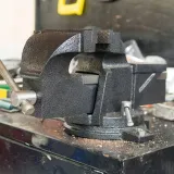 mocne-imadlo-slusarskie-obrotowe-z-kowadlem-zeliwne-150mm-hartowana-stal-seria-v88002