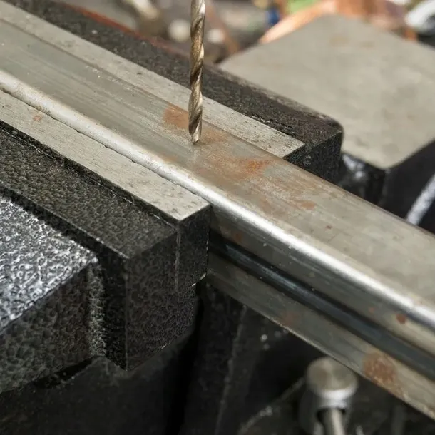 mocne-imadlo-slusarskie-obrotowe-z-kowadlem-zeliwne-150mm-hartowana-stal-rodzaj-imadla-maszynowe