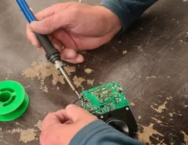 zestaw-lutowniczy-lutownica-precyzyjna-60w-walizka-odsysacz-duzy-stojak