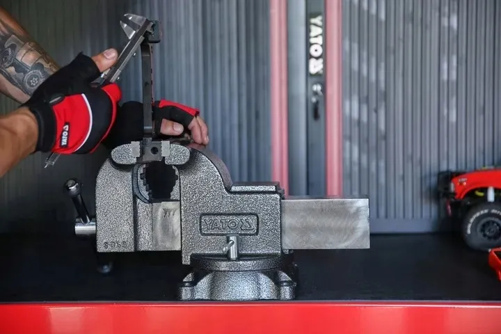 imadlo-slusarskie-obrotowe-125mm-zeliwne-yato-marka-yato