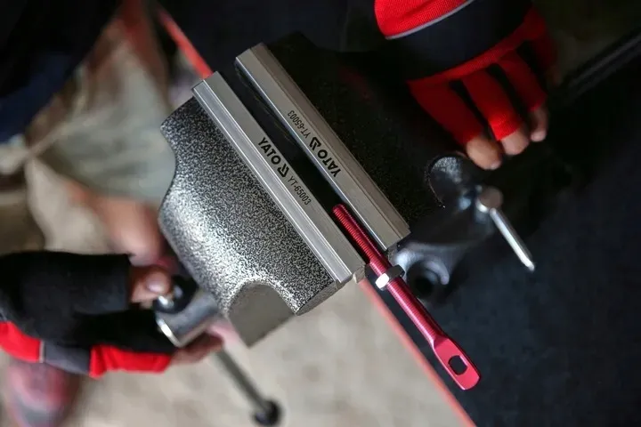 imadlo-slusarskie-obrotowe-125mm-zeliwne-yato