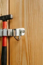 wieszak-na-narzedzia-miotly-mopa-szczotki-grabie-ogrodowe-listwa-uchwyt