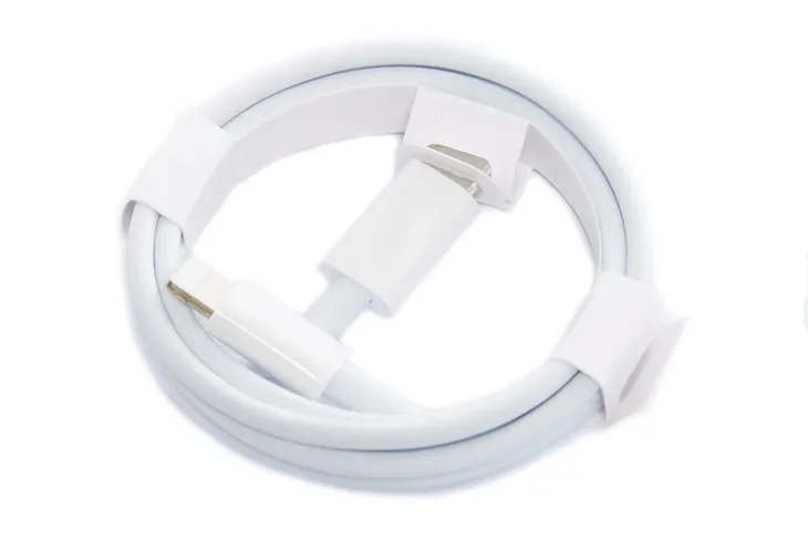 kabel-do-ladowania-iphone-ipad-usb-c-lightning-1m-transfer-danych-bialy-kod-producenta-usb-c-lightning