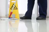 tablica-ostrzegawcza-potykacz-uwaga-sliska-podloga-stan-nowy