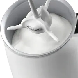 indukcyjny-spieniacz-do-mleka-delonghi-emf2-w
