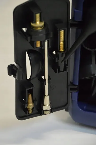 kompresor-walizkowy-atrox-230v-1-1kw-bezolejowy-kod-producenta-ay0680-stan-powystawowy