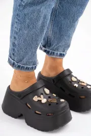 czarne-klapki-piankowe-na-grubym-spodzie-z-metalowymi-ozdobami-maxi-40-41