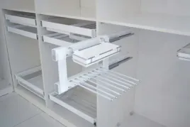 wieszak-boczny-lewy-na-spodnie-do-szaf-cichy-domyk-pelny-wysuw-bialy-starax