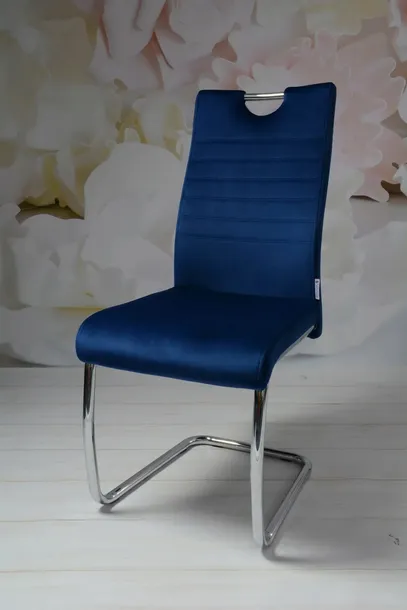 krzeslo-dankor-design-tris-welur-granat-kolor-obicia-odcienie-niebieskiego