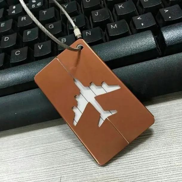 identyfikator-adresowy-na-walizke-do-samolotu-kolor-dominujacy-brazowy