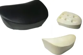 pokrowiec-gabka-odlewana-motorynka-komar-z-napisem-romet-czarny-delux