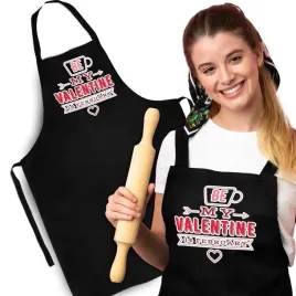 czarny-fartuch-kuchenny-na-walentynki-prezent-dzien-zakochanych