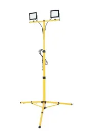 statyw-z-naswietlaczami-led-2x50w-z-przewodem-3m-halogen-budowlany