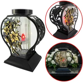 znicz-solarny-czarna-kapliczka-ze-zlota-lilia-czerwone-swiatlo