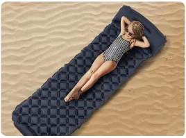 mata-turystyczna-pompowana-z-poduszka-granatowa