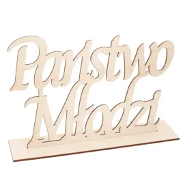 panstwo-mlodzi-napis-drewniany-dekoracje-stolu-na-wesele-dla-pary-mlodej