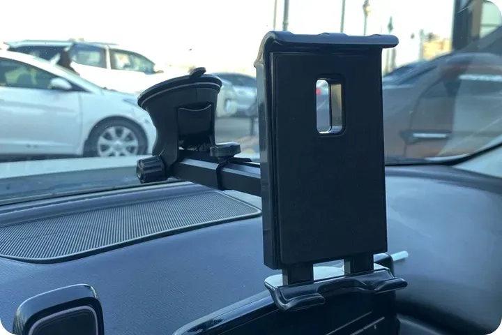 uchwyt-do-samochodu-na-telefon-tablet-szybe-kokpit