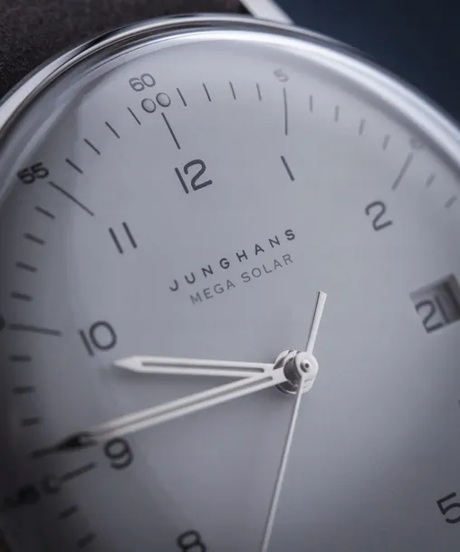 zegarek-junghans-max-bill-mega-solar-radio-controlled-ksztalt-koperty-okragla
