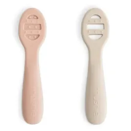 mushie-pierwsze-silikonowe-lyzeczki-dla-niemowlat-2-pack-blush-and-sand