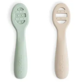 mushie-pierwsze-lyzeczki-dla-niemowlat-2-pack-cambridge-blue-shifting-sand