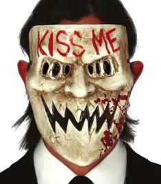 okropna-maska-jak-z-horroru-z-napisem-kiss-me