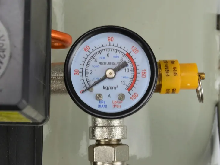 kompresor-olejowy-50l-1-zasilanie-sieciowe