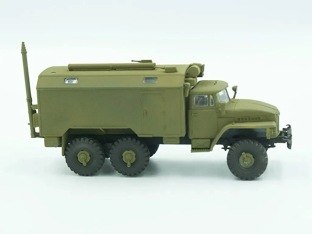 ural-375a-command-vehicle-1-72