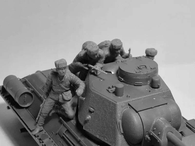 t-34-76-with-soviet-tank-riders-1-35-marka-icm