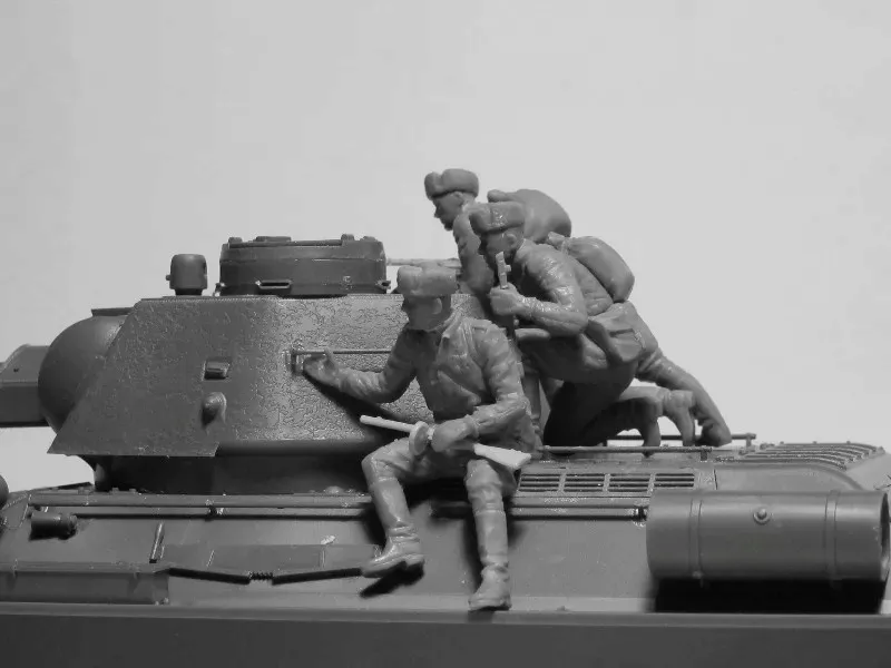 t-34-76-with-soviet-tank-riders-1-35