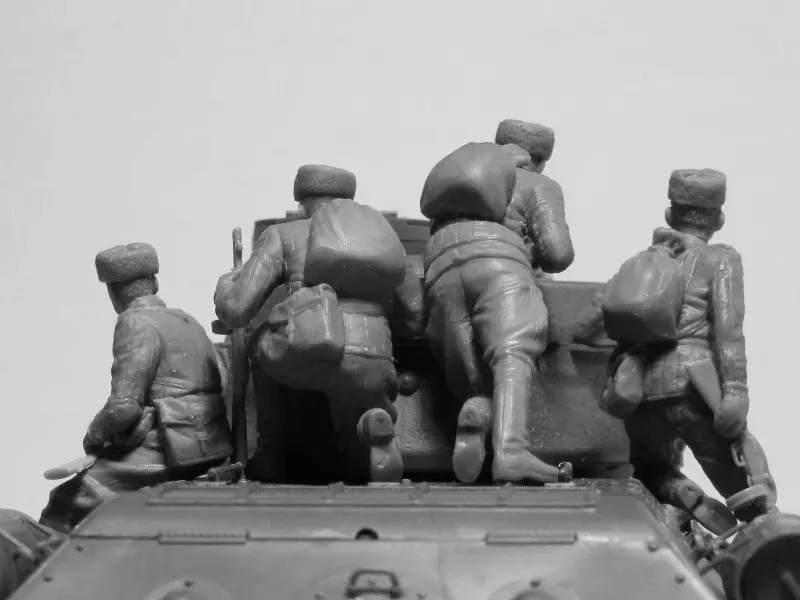 t-34-76-with-soviet-tank-riders-1-35-marka-icm
